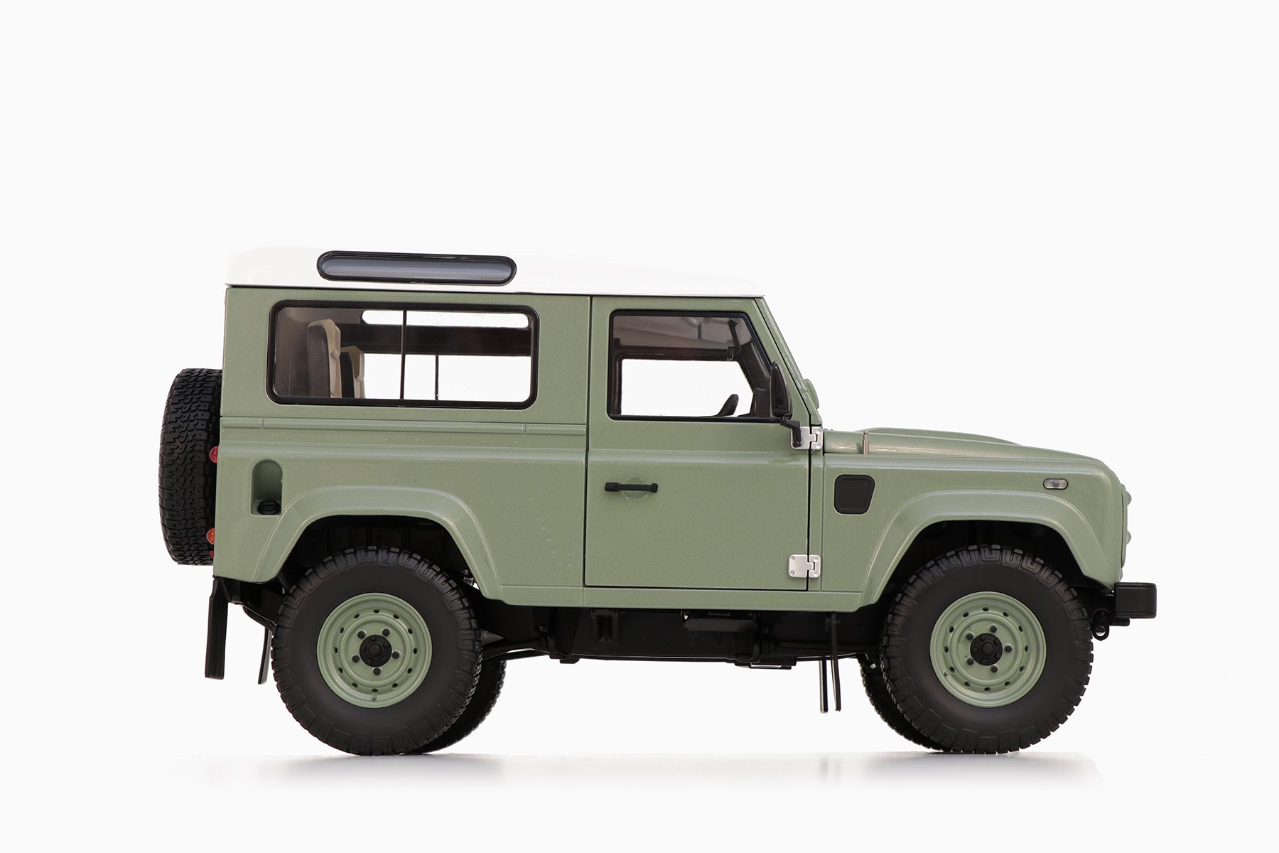 Almost Real Land Rover Defender 90 Heritage Edition Green 1:18