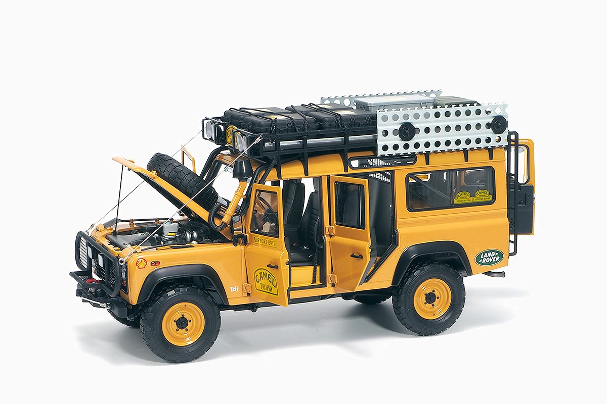 1:18 Land Rover DEFENDER 110 "Camel Trophy" Support Unit Sabah-Malaysia - 1993 open doors
