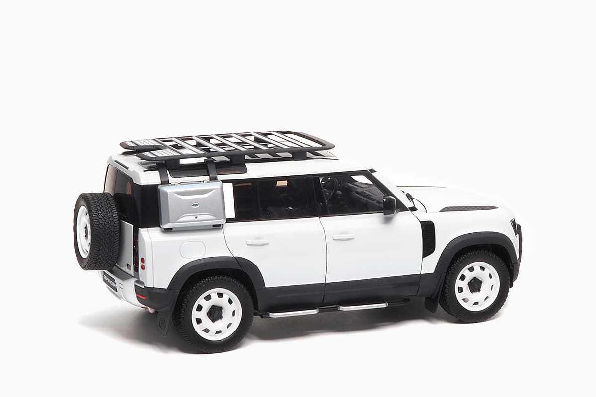 Land Rover Defender 110-2023-30th Anniversary Edtion Fuji White 1/18 Almost Real