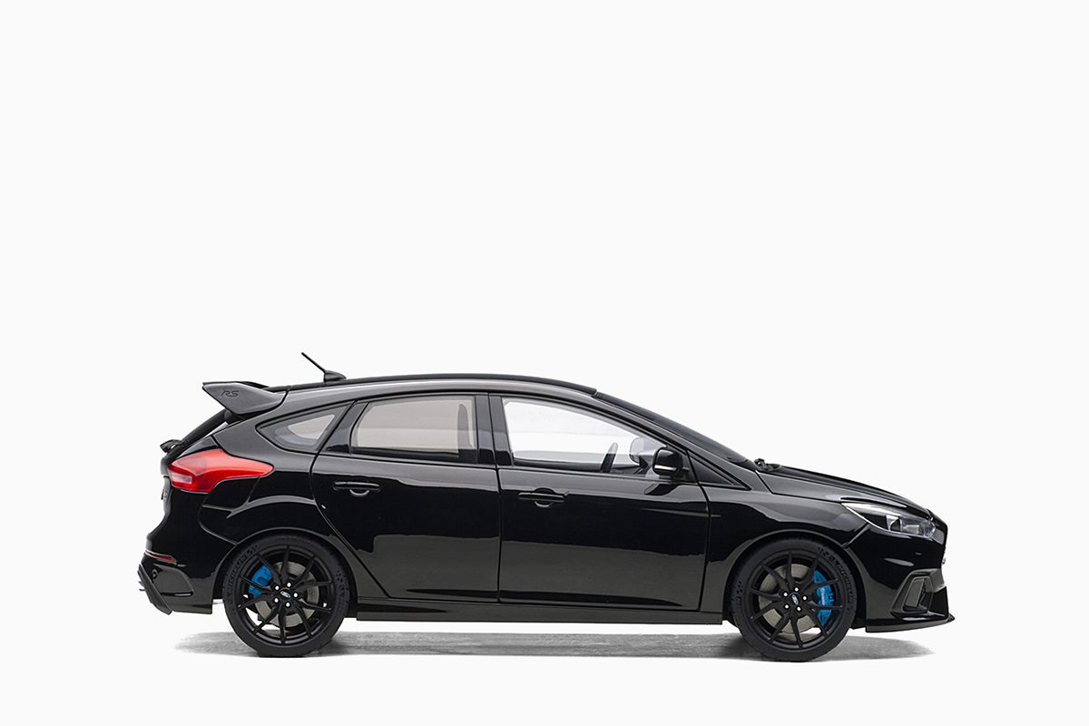 Ford Focus RS 2016, Shadow Black 1:18 by AutoArt